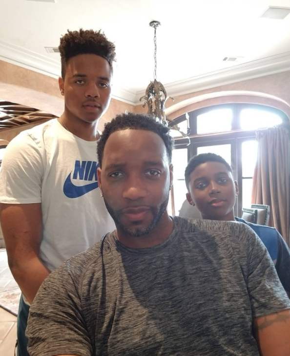 她多次用行 她多次用行